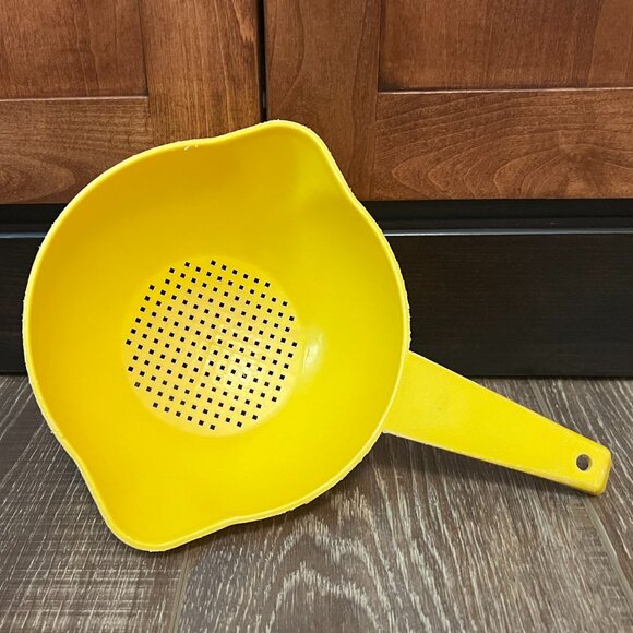 Vintage Tupperware Colander with Double Pour Spout - Picture 3 of 7